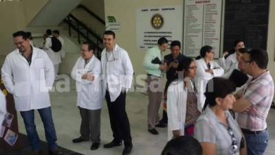 Un grupo de médicos contratados bajo la modalidad de interinato en asambleas informativas el lunes 16 de mayo de 2016.