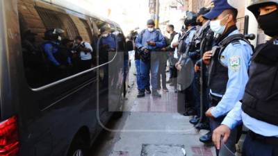 Cuerpos de seguridad del Estado custodiando las instalaciones de Medicina Forense.