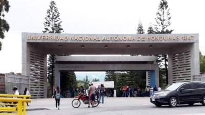 Los egresados llegaron a las afueras de la Universidad a recibir su carta.