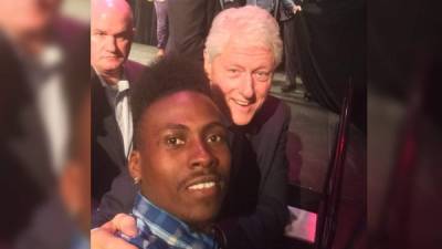 La selfie que el joven hondureño logró tomarse 'con el amable' expresidente Bill Clinton.