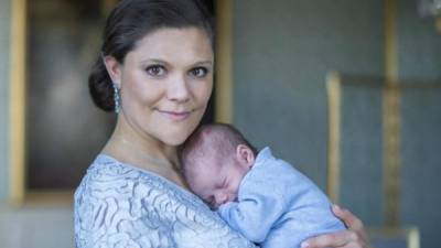 La princesa Victoria de Suecia junto a su hijo Óscar.