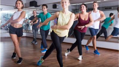Aumenta tu flexibilidad realizando los ejercicios coordinados con bailes tropicales.