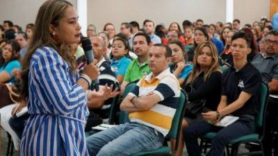 Nazly Borrero, conferencita colombiana surante su disertación en el taller de Estrategias Docentes del Siglo 21.