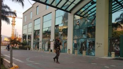 Simpatizantes de la Alianza de Oposición destruyeron las ventanas del lobby del hotel.