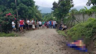 El cuerpo del joven fue encontrado a la orilla de la calle.