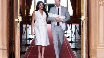 La duquesa de Sussex usó un diseño de Grace Wales Bonner para presentar a su hijo, Archie, junto al príncipe Harry.