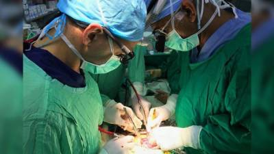 Los especialistas realizaron las cirugías en los quirófanos del hospital Mario Rivas.
