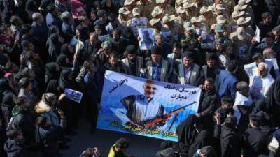 Los dolientes se reúnen durante la etapa final de las procesiones fúnebres por el general asesinado Qasem Soleimani. Foto AFP