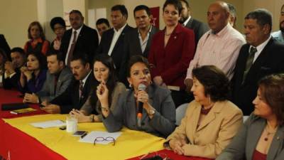 Xiomara Castro, excandidata presidencial por el partido Libre, durante una conferencia de prensa de ese instituto político. Foto de archivo.