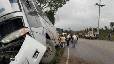 La pesada unidad quedó a la orilla de la carretera.