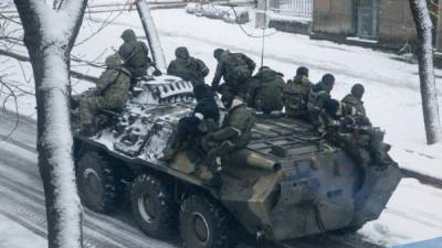 Rebeldes prorrusos circulan en un tanque por las calles de Lugansk en Ucrania. EFE