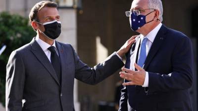 En esta foto de archivo tomada el 15 de junio de 2021, el presidente francés Emmanuel Macron saluda al primer ministro de Australia, Scott Morrison.