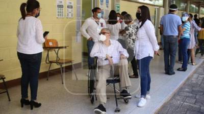 Un grupo de ciudadanos llegando a las instalaciones de la Unah en la capital para ejercer su voto.