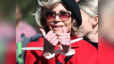 Jane Fonda y un puñado de manifestantes reclaman decisiones del Gobierno de EEUU para contrarrestar el cambio climático.