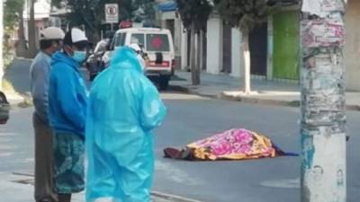 'Pasé de cavar 3 tumbas a 15 por día': dijo un obrero boliviano a la BBC.