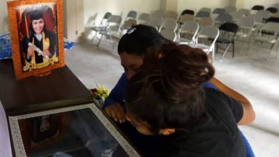 Madre e hija se consuelan en el velatorio de Allison.