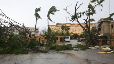 Al menos 100 personas han sido rescatadas del municipio norteño de Toa Baja debido a la gran inundación que dejó el huracán. Foto: AFP