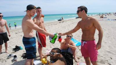 Turistas brindan en la playa de Miami Beach, Florida (USA). EFE/Archivo