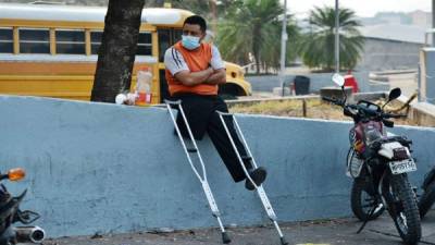 Un taxista observa a sus colegas que bloquean una calle durante una protesta para exigir alimentos debido a la falta de ingresos generados por el cierre para evitar la propagación del coronavirus. Foto AFP