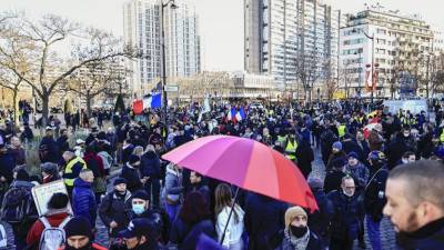 Miles de manifestantes en convoyes, inspirados por los camioneros canadienses que paralizaban el tráfico fronterizo con Estados Unidos, se dirigían a París desde toda Francia.