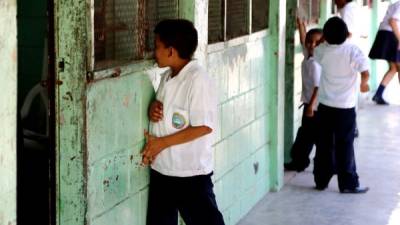 Las autoridades de centros educativos oficiales en Honduras dicen que el Estado está en deuda.