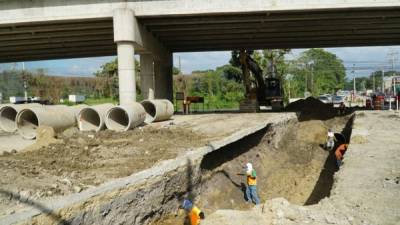 Cuadrillas retomaron los trabajos debajo del puente de la intersección 27 calle y bulevar del este.