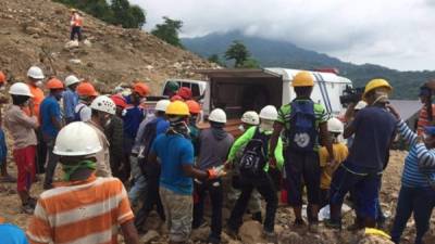 Momentos en que los cuerpos de socorro sacaban los cuerpos de los mineros.