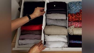 Optimiza el espacio de tus gavetas doblando de esta manera las camisetas.