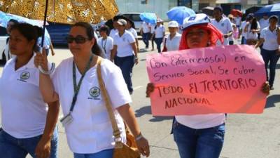 Hoy un grupo de estudiantes de Enfermería protestó dentro y fuera de las instalaciones de la Universidad Nacional Autónoma de Honduras en el Valle de Sula (Unah-VS).