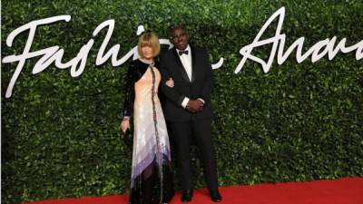 Vogue chief editor Anna Wintour y su homólogo de la versión británica de la revista, Edward Enninful posando para la alfombra roja.