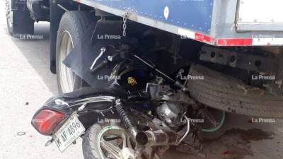 El cadáver del celador quedó a un lado de su motocicleta.