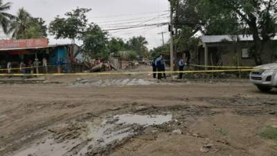 Miembros de la Policía acordonando la escena donde quedó el cuerpo de una persona en Asentamientos Humanos.