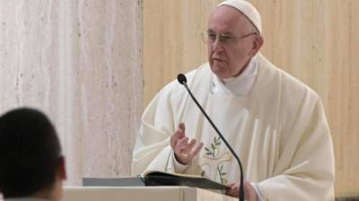 El papa Francisco oficia misa en Casa Santa Marta, en Ciudad del Vaticano.