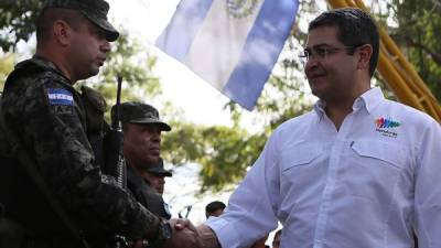 Miembros de la Fuerza de Tarea saludan al presidente hondureño.