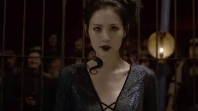 La actriz Claudia Kim interpreta a Nagini en Animales Fantásticos 2.