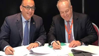 Javier Atala, presidente de Ficohsa y Marco Brujis del IFC, durante la firma del acuerdo.