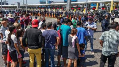 Un grupo de migrantes centroamericanos varados en la garita de San Ysidro intentan ingresar a Estados Unidos para pedir asilo hoy, en la ciudad de Tijuana, estado de Baja California (México).