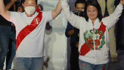 La candidata presidencial de derecha peruana Keiko Fujimori y su hermano el excongresista Kenji Fujimori saludan a sus partidarios. Foto AFP
