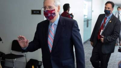 El líder de la mayoría del Senado de los Estados Unidos, Mitch McConnell, saluda mientras camina hacia un almuerzo de política republicana en el Capitolio en Washington, DC.