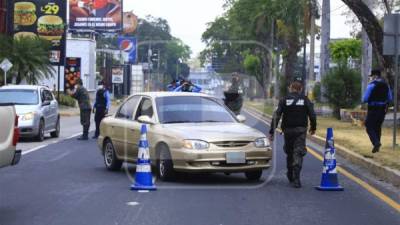 La Policía reportó a tempranas horas de este lunes algunas personas detenidas y carros decomisados debido a que siguen circulando aún con el cierre total decretado en San Pedro Sula, el resto de municipios de Cortés y en la ciudad de El Progreso.