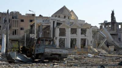 Ruinas de un edificio en medio de la ciudad destruida de Al Raqa. EFE/Archivo
