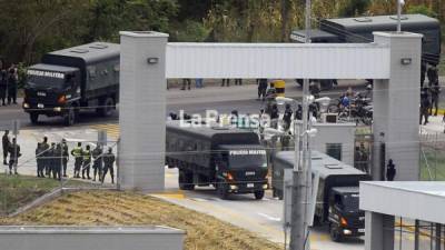 Era impresionante la cantidad de militares que velaban por la seguridad en El Pozo. Fotos: LA PRENSA