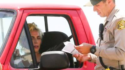 De acuerdo con el portal People, Gaga fue detenida el pasado viernes 15 de julio por la policía de tránsito, aunque no fue por mala conducta.