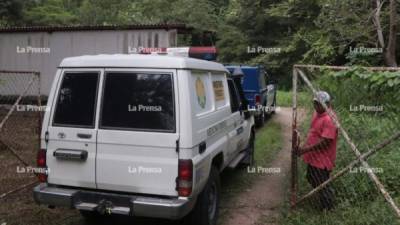 Momento en que vehículos de la DPI y Medicina Forense llegaron a la hacienda.