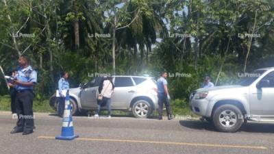 La víctima recibió varios balazos y quedó recostado en el asiento. Al hacer el reconocimiento en la guantera central hallaron dos paquetes de supuesta marihuana.