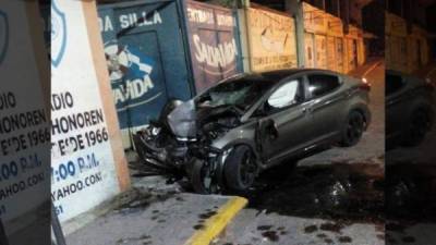 El carro de la víctima quedó destruido.