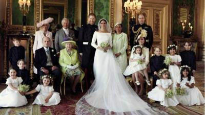 El príncipe Harry y Meghan Markle posando para la fotografía oficial con la familia real.
