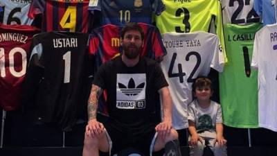 Messi y su hijo Thiago mostraron con orgullo su colección de camisetas.