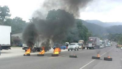 Los protestantes quemaron llantas e interrumpieron el paso de vehículos en la carretera CA-5.