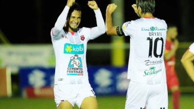 Alexa López se saluda con Bryan Ruiz, la figura del Alajuelense en la presente campaña.